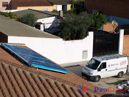 Vista general de instalación de placas solares en chalet 1